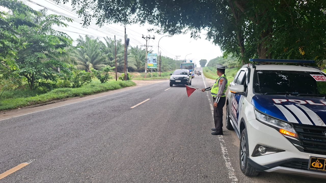 SAT LANTAS POLRES BATU BARA LAKSANAKAN PATROLI KIBAS BENDERA, ANTISIPASI KEMACETAN DI JALINSUM LIMA PULUH