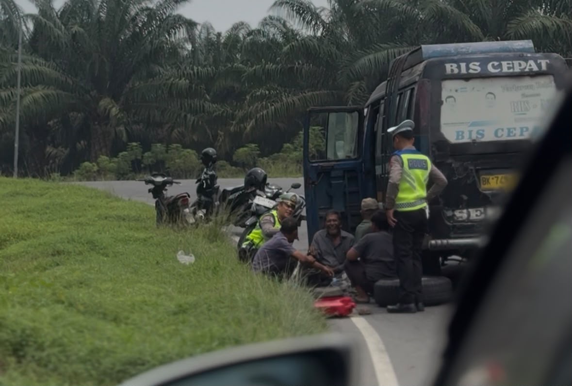 Sat Lantas Polres Batu Bara Lakukan Patroli Dialogis, Bantu dan Beri Himbauan Kepada Pengemudi Bus yang Rusak di Bukit Tujuh   