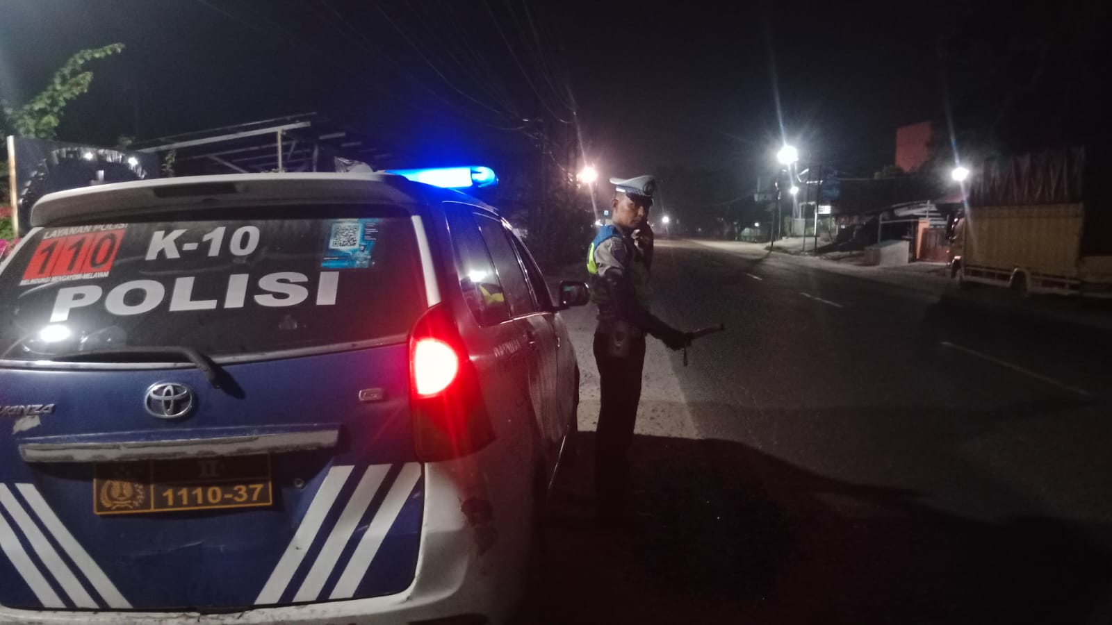 Sat Lantas Pos Lantas Indrapura Lakukan Patroli Blue Light di Jalinsum, Jaga Kelancaran Lalu Lintas Malam Hari