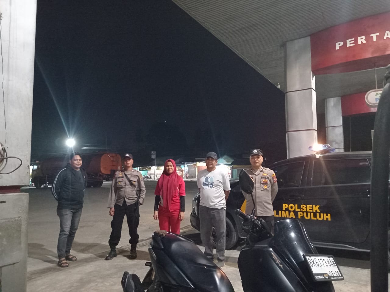 Patroli Malam Polsek Lima Puluh Fokus Kawal Keamanan SPBU, Tegaskan Larangan Isi BBM ke Jerigen   
