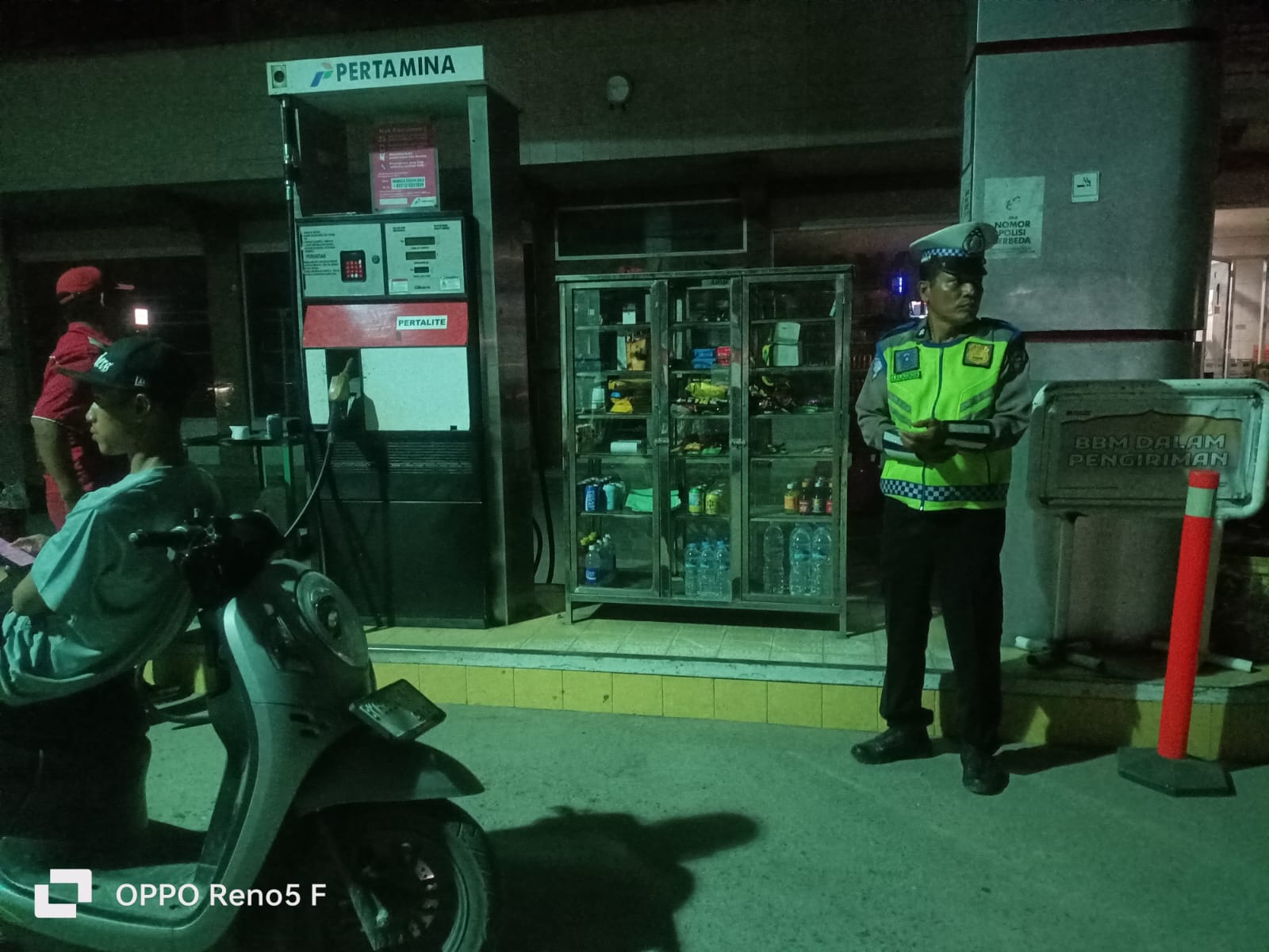 Satlantas Polres Batu Bara Patroli SPBU Binjei Baru, Antisipasi Kemacetan Tengah Malam   