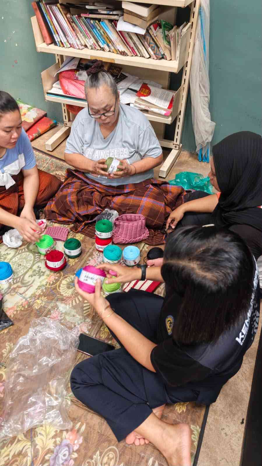 Wujudkan Kemandirian, Warga Binaan Wanita Lapas Labuhan Ruku Asah Kreativitas Merajut Tas   