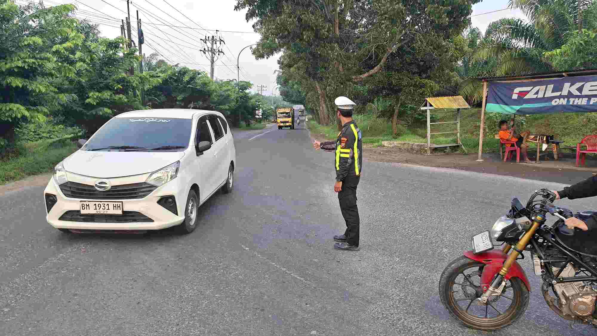 SATLANTAS POLRES BATU BARA TEGASKAN KEHADIRAN MELALUI STRONG POINT PAGI DI SIMPANG TAMAN LIMA PULUH   