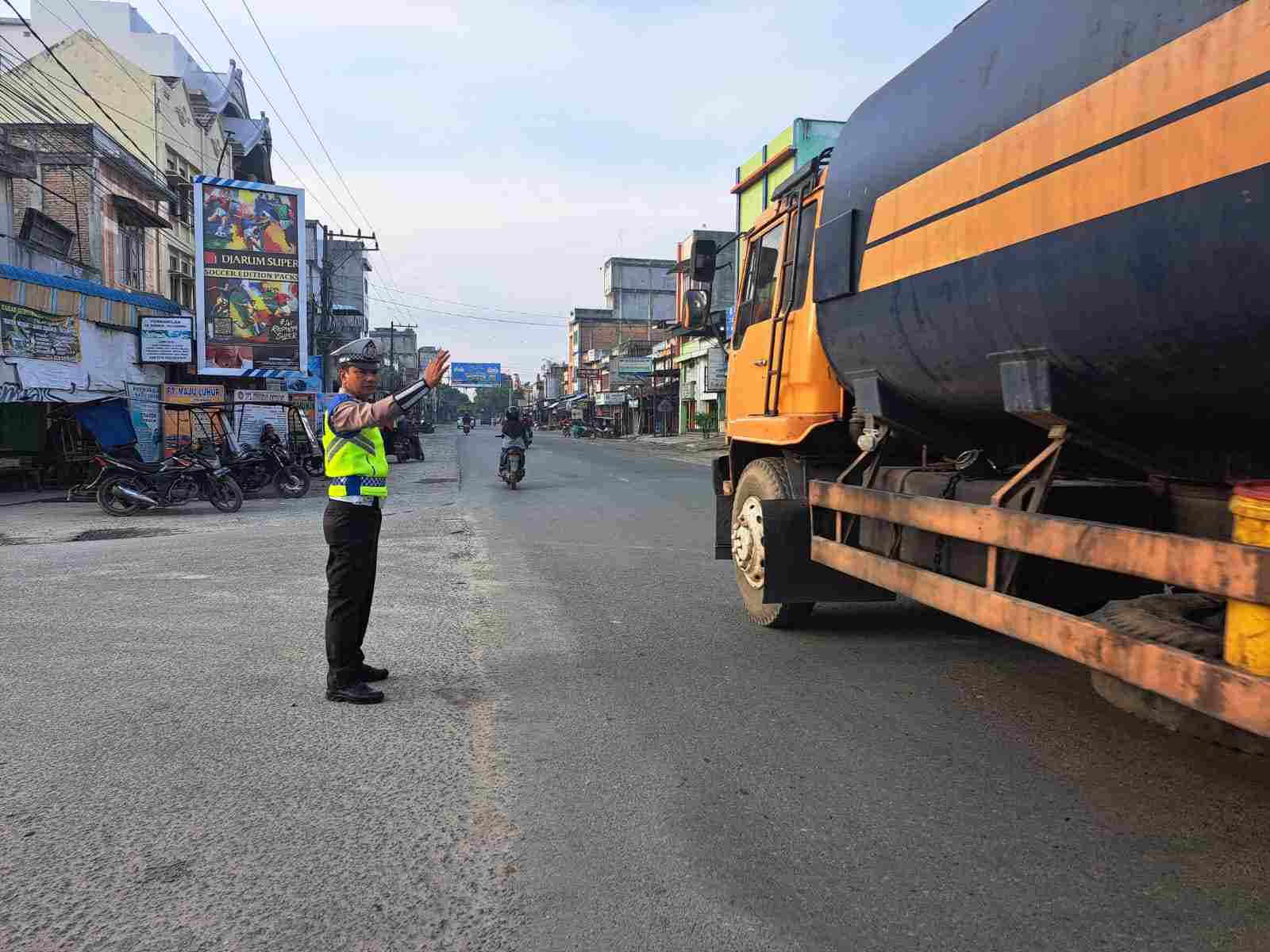 POS LANTAS INDRAPURA JAGA KELANCARAN DI SIMPANG TANJUNG KUBA JALUR UTAMA JALINSUM
