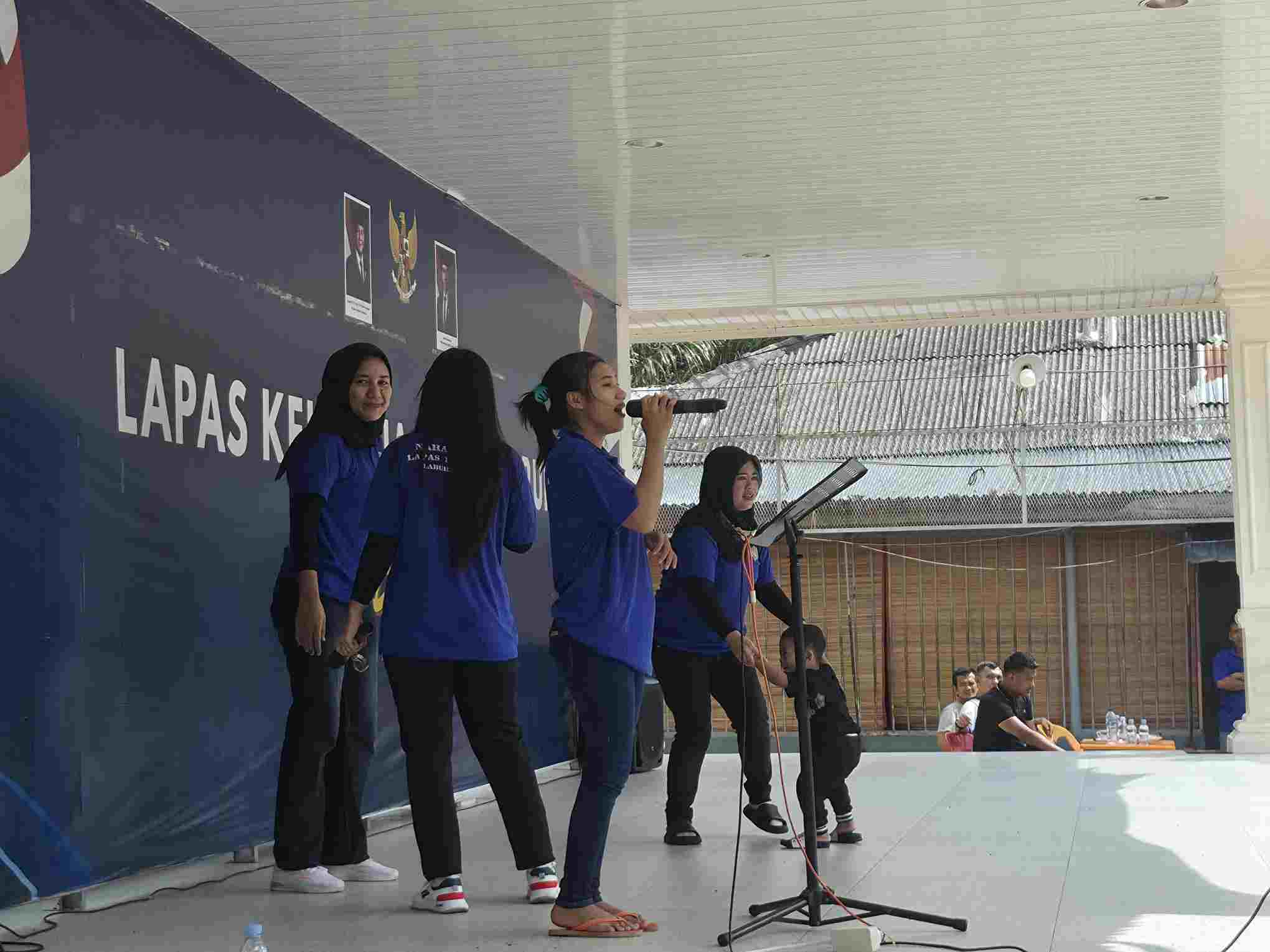 LEPAS PENAT DAN ASAH BAKAT, LAPAS LABUHAN RUKU GELAR PANGGUNG HIBURAN DENGAN PENAMPILAN PENYANYI DARI TARUNI POLTEKIMIPAS DAN WBP WANITA