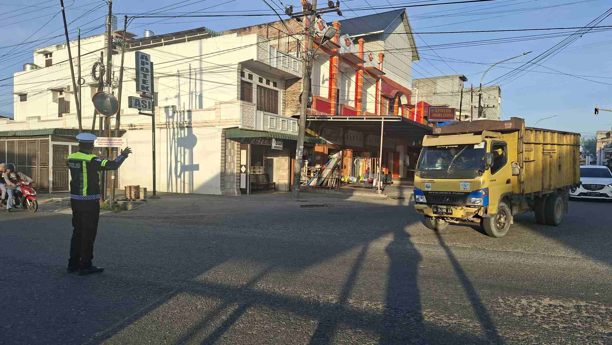 Gatur Pagi di Simpang Empat Lima Puluh, Satlantas Polres Batu Bara Kawal Kelancaran Arus Lintas