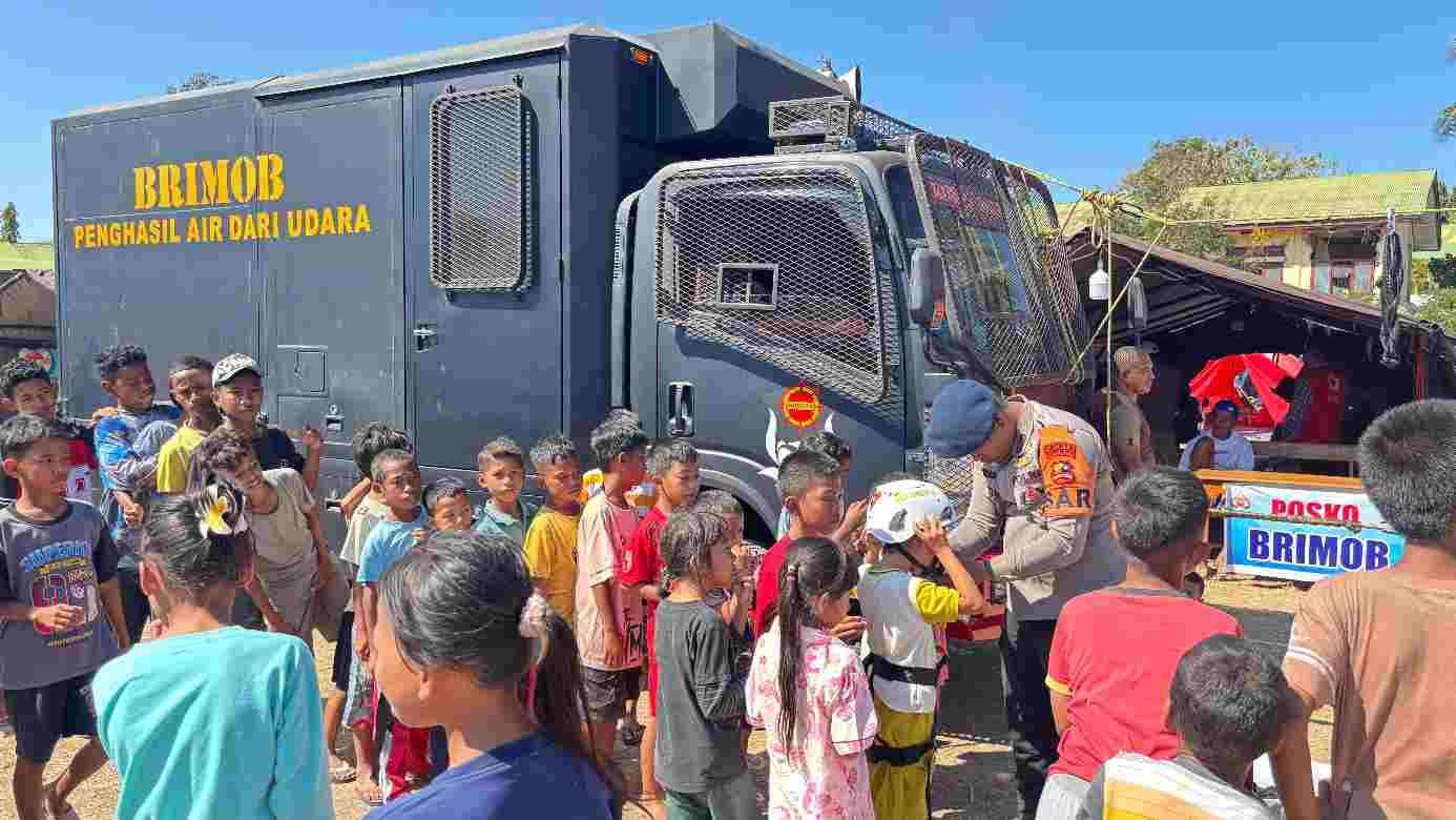 Lewat Slackline, Brimob Hadirkan Keceriaan bagi Anak-Anak Pengungsi Barangkolong   