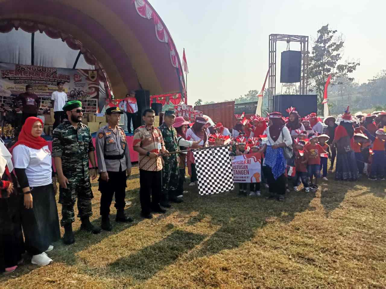 Bati Tuud Tangen Kawal Karnaval HUT RI ke-81, 300 Warga Galeh Tumpah Ruah   