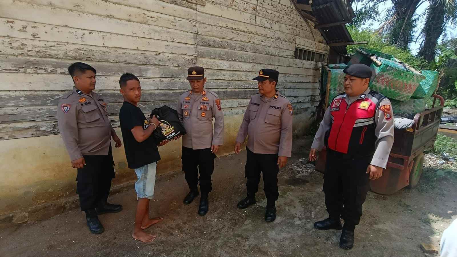 Jumat Berkah Polsek Lima Puluh, Kapolsek Salomo Sagala Salurkan Sembako kepada Lansia & Warga Kurang Mampu   