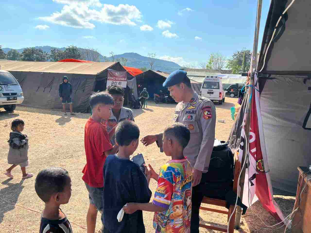 Bantu Warga Tetap Terhubung, Brimob Hadirkan Wi-Fi Gratis di Posko Pengungsian Barangkolong