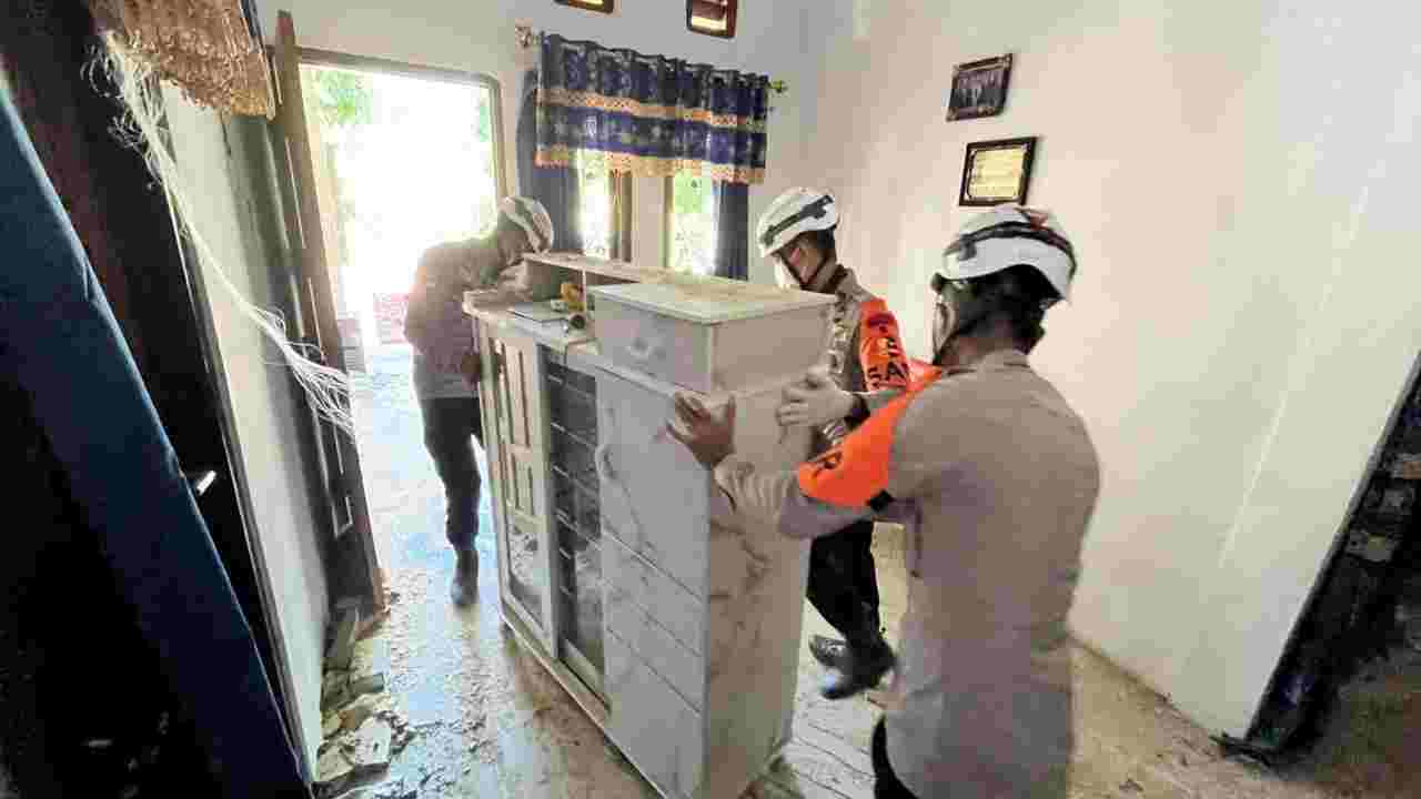 Respons Laporan Warga, Brimob Evakuasi Barang Berharga dari Rumah Terdampak Gempa