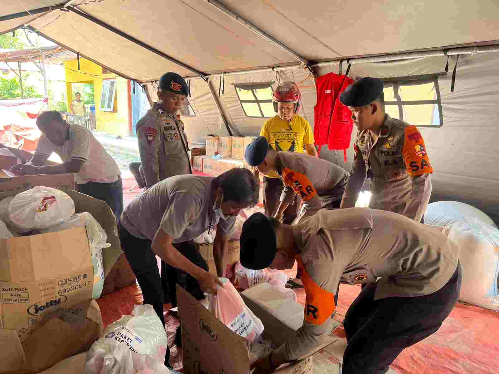 Peduli Kebutuhan Pengungsi, Satgas SAR Brimob Salurkan Paket Kebersihan ke Desa Ruis
