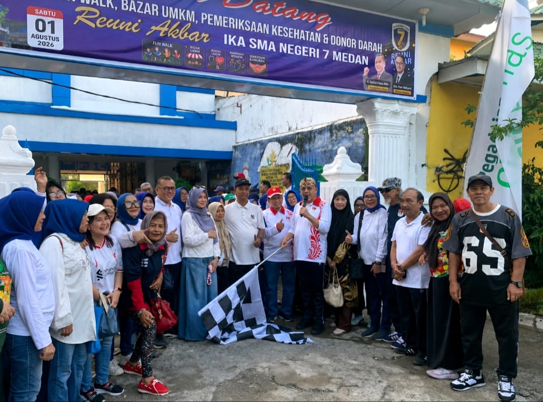 M.S Kaban Lepas Jalan Santai Reuni SMAN – 7 Medan Bersama DR Ir Dwi Sudharto dan Komite Serta Kepala Sekolah DR Suyono   
