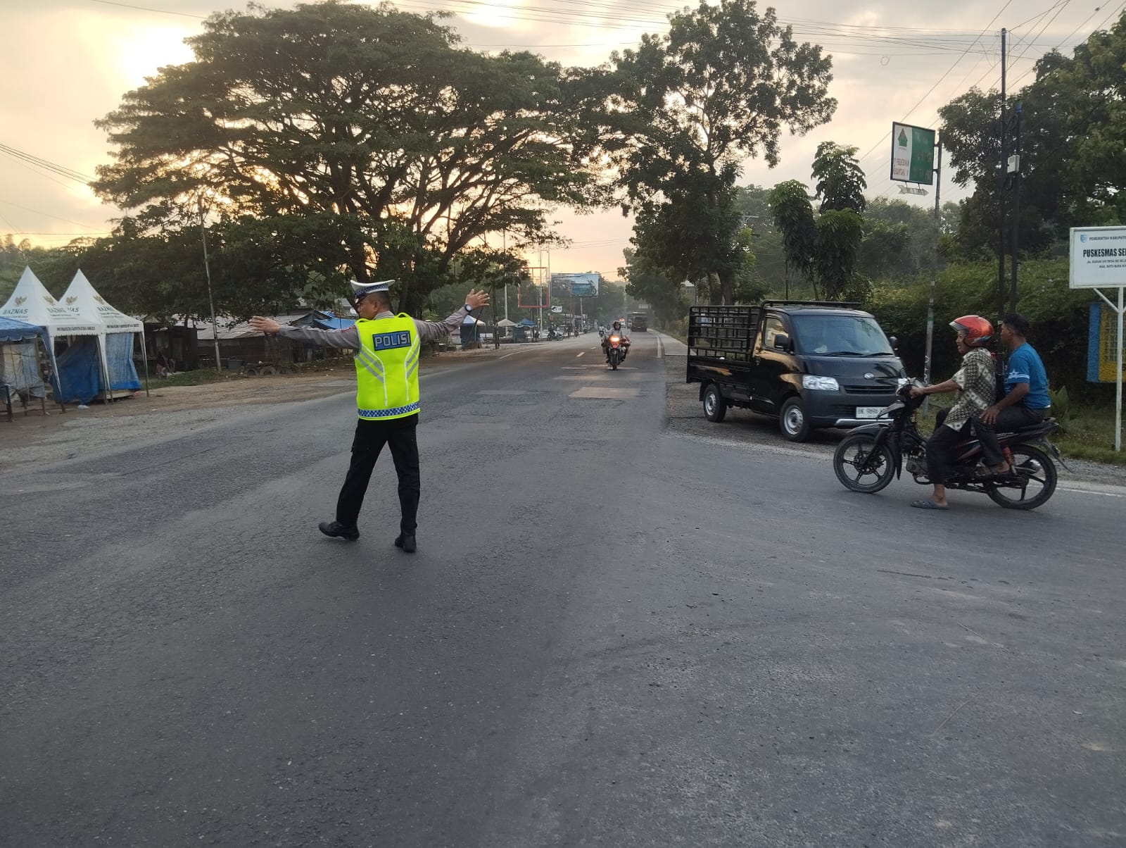 SATLANTAS POLRES BATU BARA OPTIMALKAN PENGATURAN LALU LINTAS PAGI DI TITIK STRATEGIS SIMPANG SEI BEJANGKAR