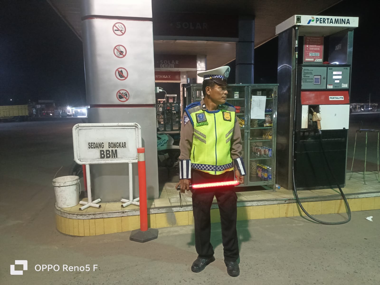 Patroli Antisipasi Kemacetan di SPBU Desa Binjei Baru, Satlantas Polres Batu Bara Jaga Kenyamanan Pengguna Jalan Malam Hari   