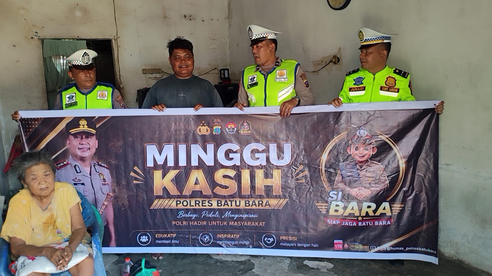 Minggu Kasih Sat Lantas Polres Batu Bara: Hadir Jaga Lalu Lintas, Sapa dan Bantu Warga Kurang Mampu   
