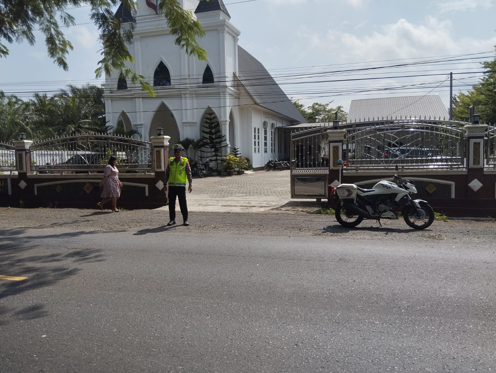 Sat Lantas Polres Batu Bara Laksanakan Pengamanan Ibadah di GMI Sei Balai, Pastikan Suasana Khidmat dan Aman