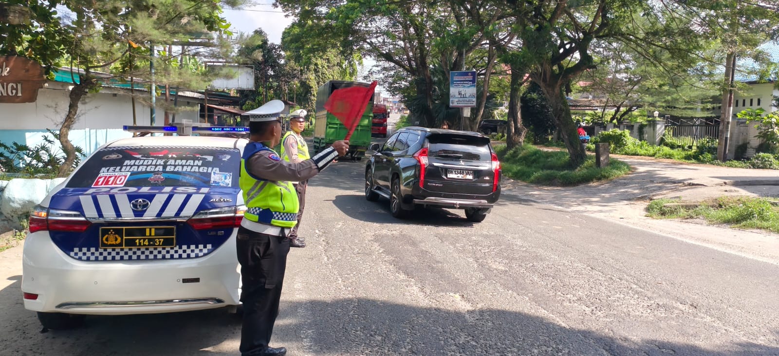 Dipimpin Kanit Gakkum, Sat Lantas Polres Batu Bara Patroli Jalinsum dan Kibas Bendera di Titik Rawan Lima Puluh