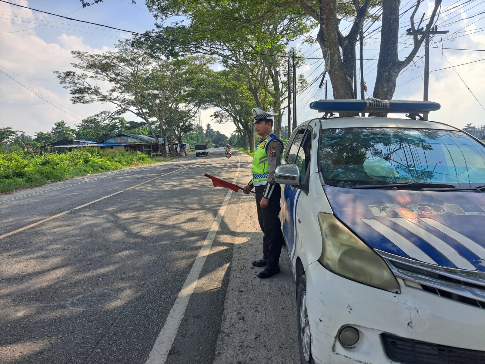Sat Lantas Polres Batu Bara Laksanakan Patroli dan Kibas Bendera Merah di Jalinsum Indrapura, Jaga Keselamatan Titik Rawan   