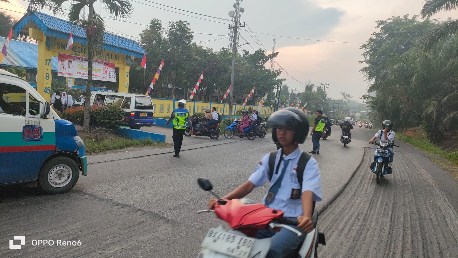 Kanit Turjagwali Pimpin Gatur Pagi di Depan SMP Negeri 1, Jaga Keselamatan Pelajar Berangkat Sekolah   