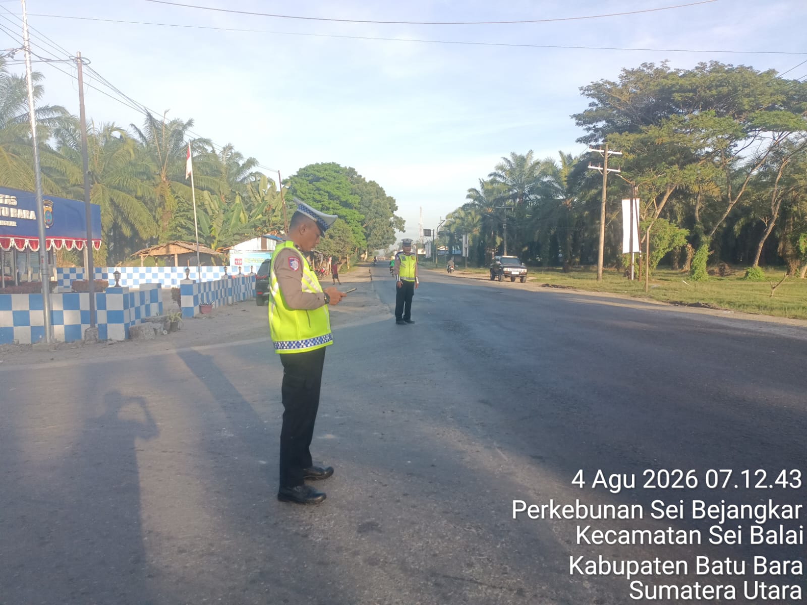 Kapos Lantas Pimpin Langsung Pengaturan Lalu Lintas Pagi di Depan Pos Sei Bejangkar