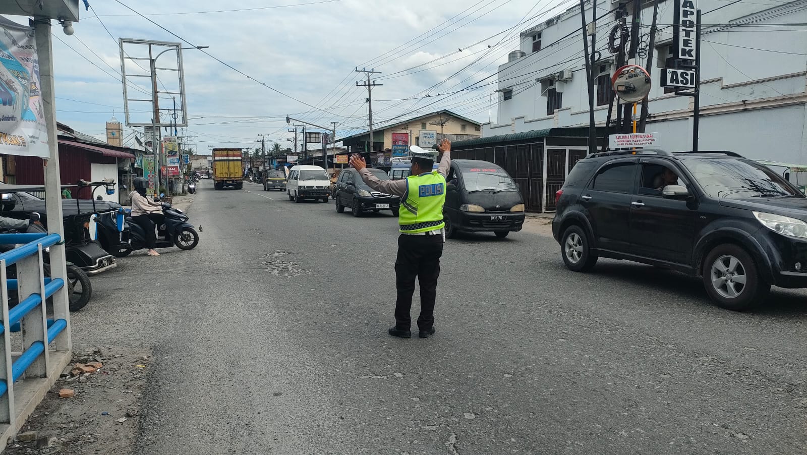 Sat Lantas Polres Batu Bara Laksanakan Pengaturan Lalu Lintas Siang di Simpang Pos Lantas Lima Puluh   
