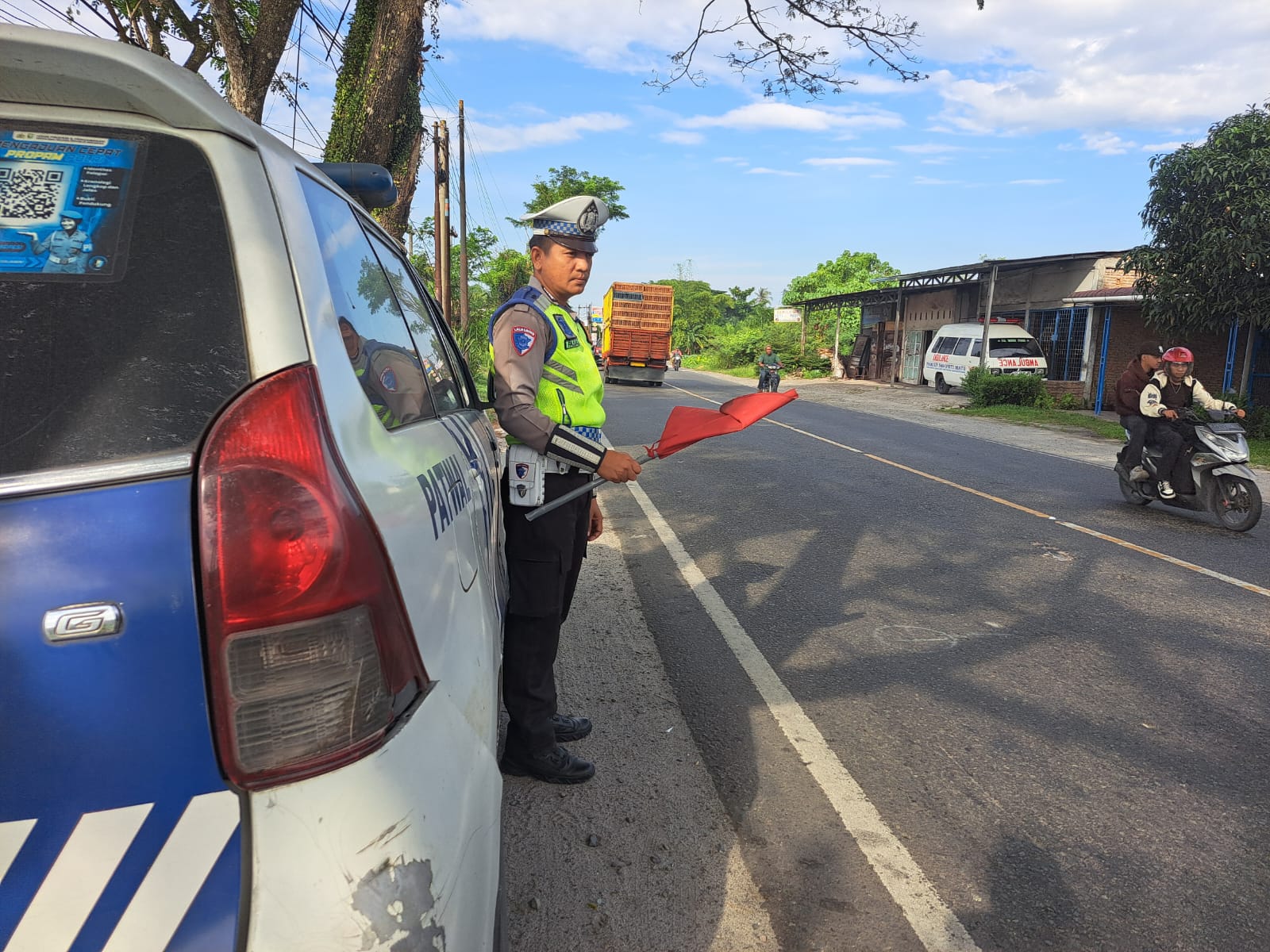 Sat Lantas Indrapura Patroli Jalinsum dan Kibas Bendera di Titik Rawan, Pastikan Keselamatan Pengguna Jalan   