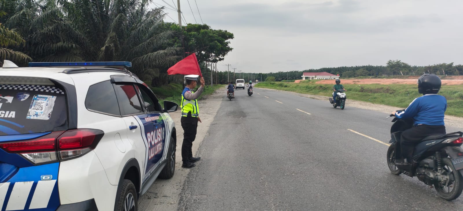 Sat Lantas Polres Batu Bara Patroli Jalinsum dan Kibas Bendera di Titik Rawan Wilayah Lima Puluh   