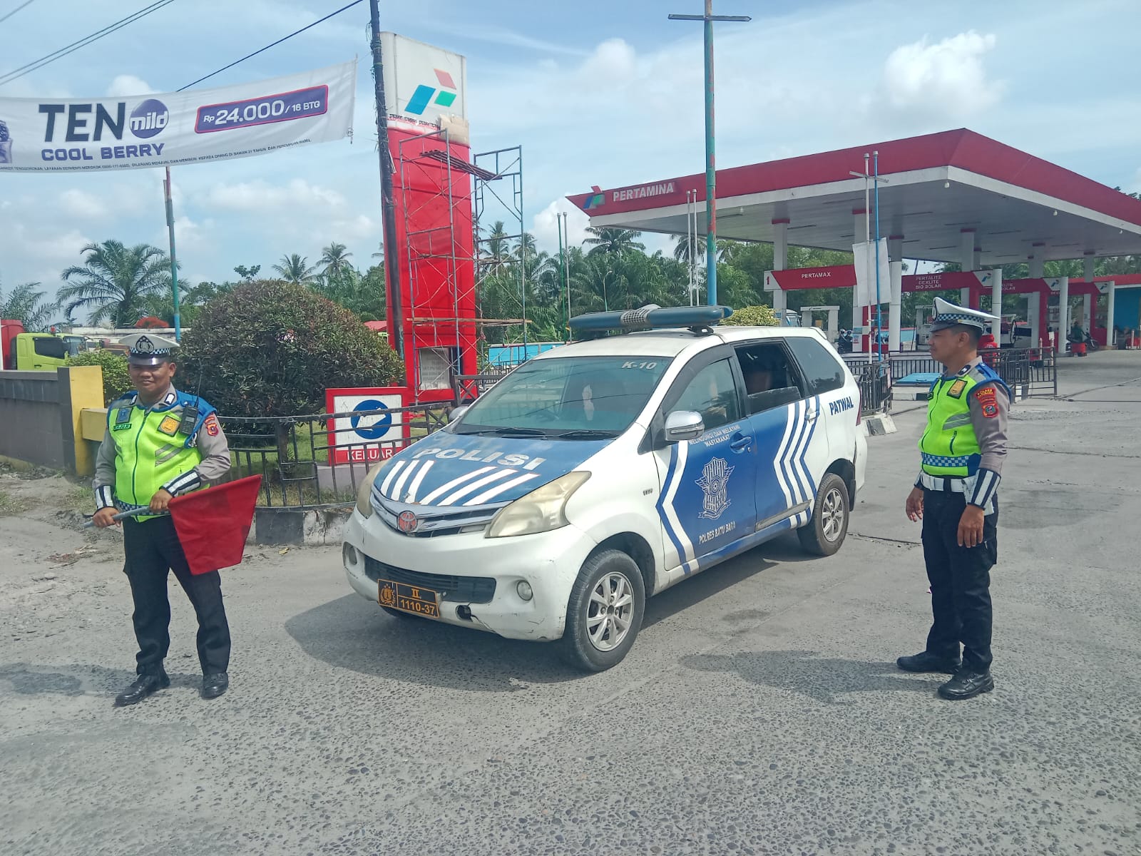 Sat Lantas Polres Batu Bara Laksanakan Patroli SPBU dan Kibas Bendera di Jalinsum Desa Sukaraja   