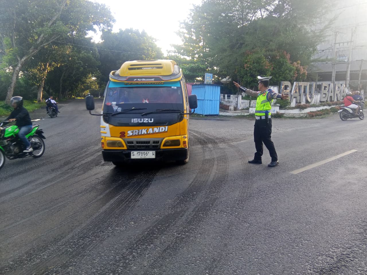 Sat Lantas Polres Batu Bara Laksanakan Pengaturan Lalu Lintas Pagi di Simpang Taman Lima Puluh