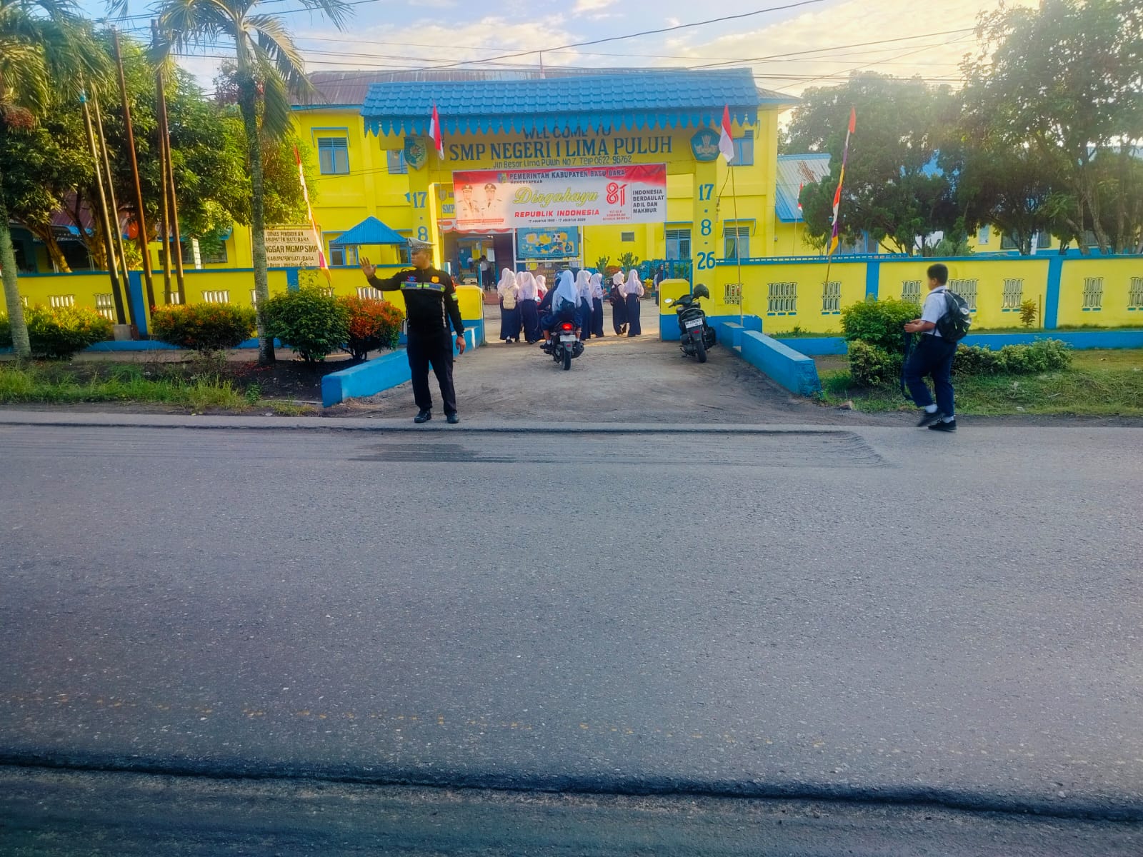 Sat Lantas Polres Batu Bara Bersama Dishub Amankan Jam Masuk Sekolah di SMP Negeri 1 Lima Puluh   