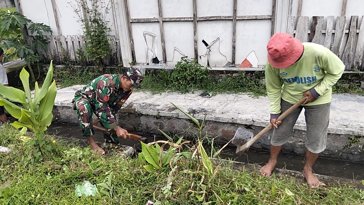 Perlancar Pasokan Air Sawah, Kopka Slamet Prasetiyo Bersama Poktan Rukun Makmur 1 Bersihkan Parit Irigasi