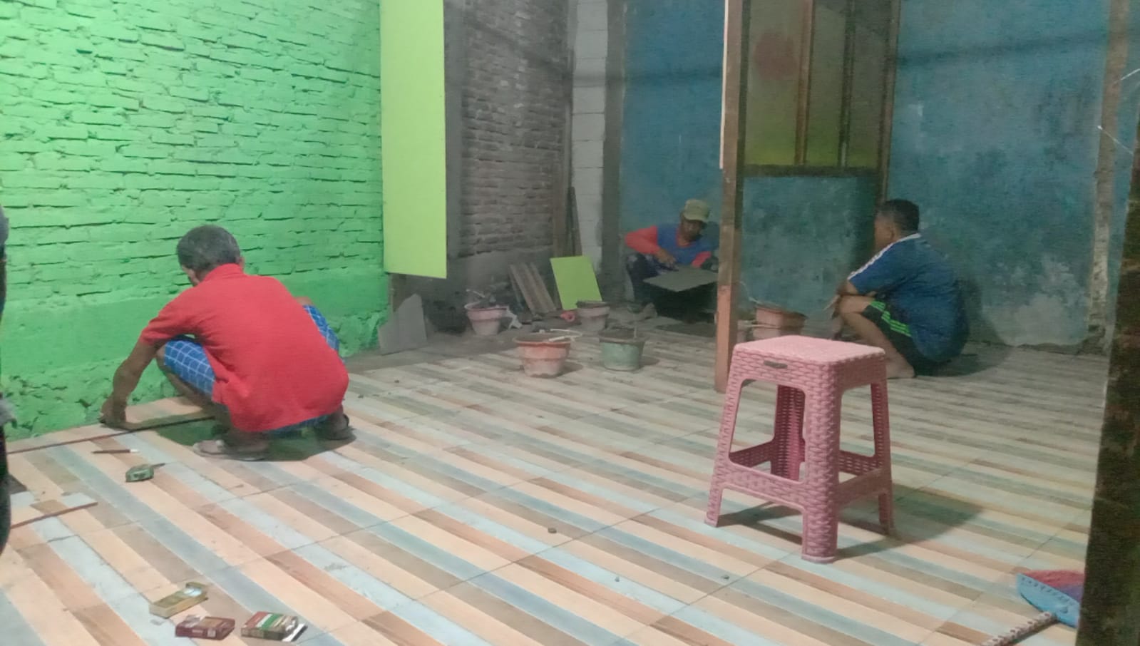Babinsa, Tukang & Warga Pasang Keramik Lantai RTLH Di Lembur Sampai Malam Hari   