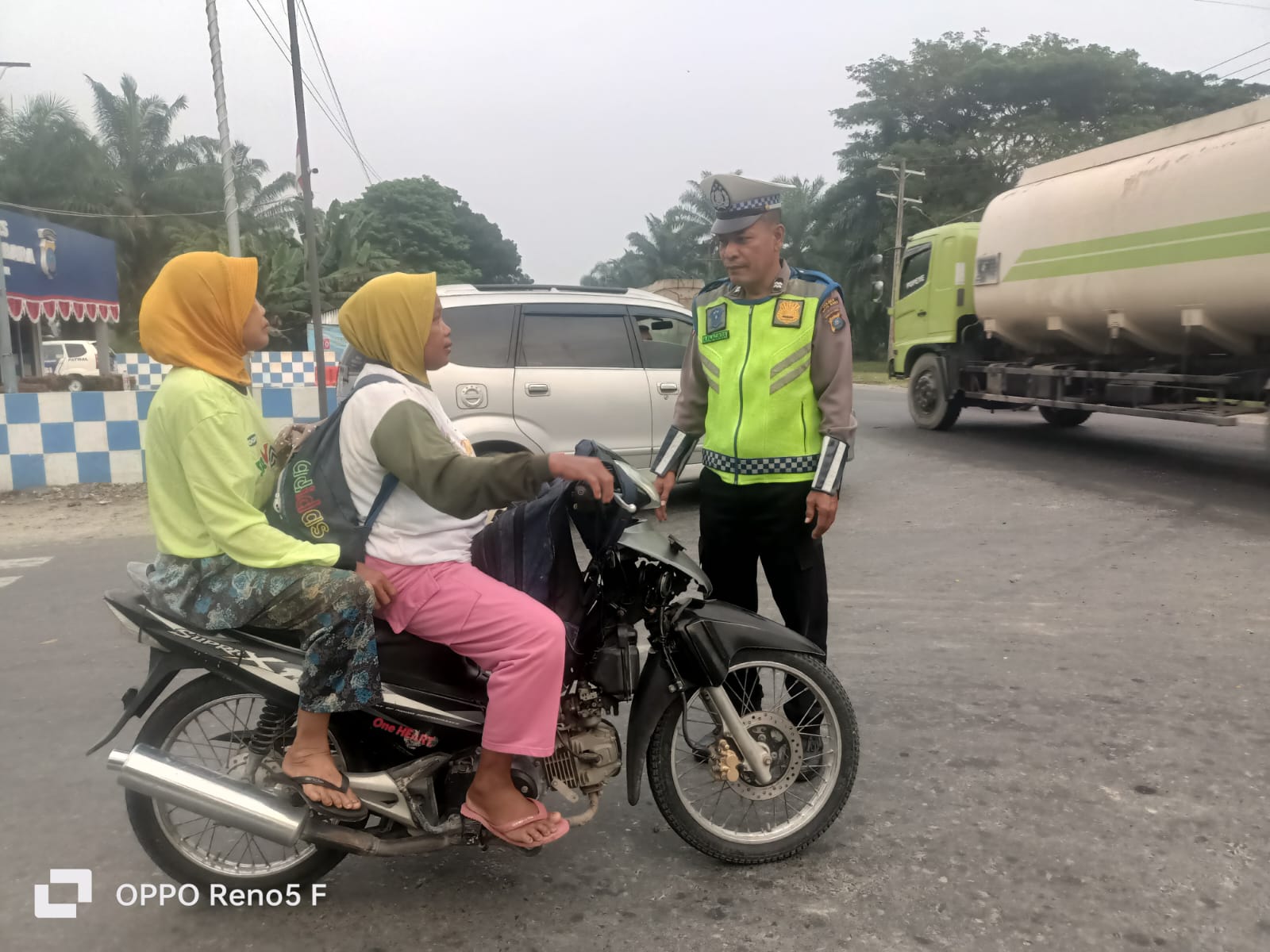 Sat Lantas Polres Batu Bara Laksanakan Pengaturan Lalu Lintas Pagi Di Jalinsum Depan Pos Lantas Sei Bejangkar   