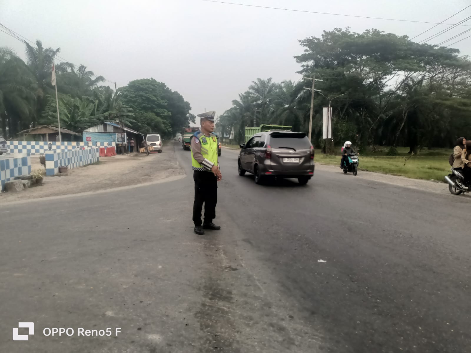 Sat Lantas Polres Batu Bara Laksanakan Pengaturan Lalu Lintas Pagi Di Jalinsum Depan Pos Lantas Sei Bejangkar