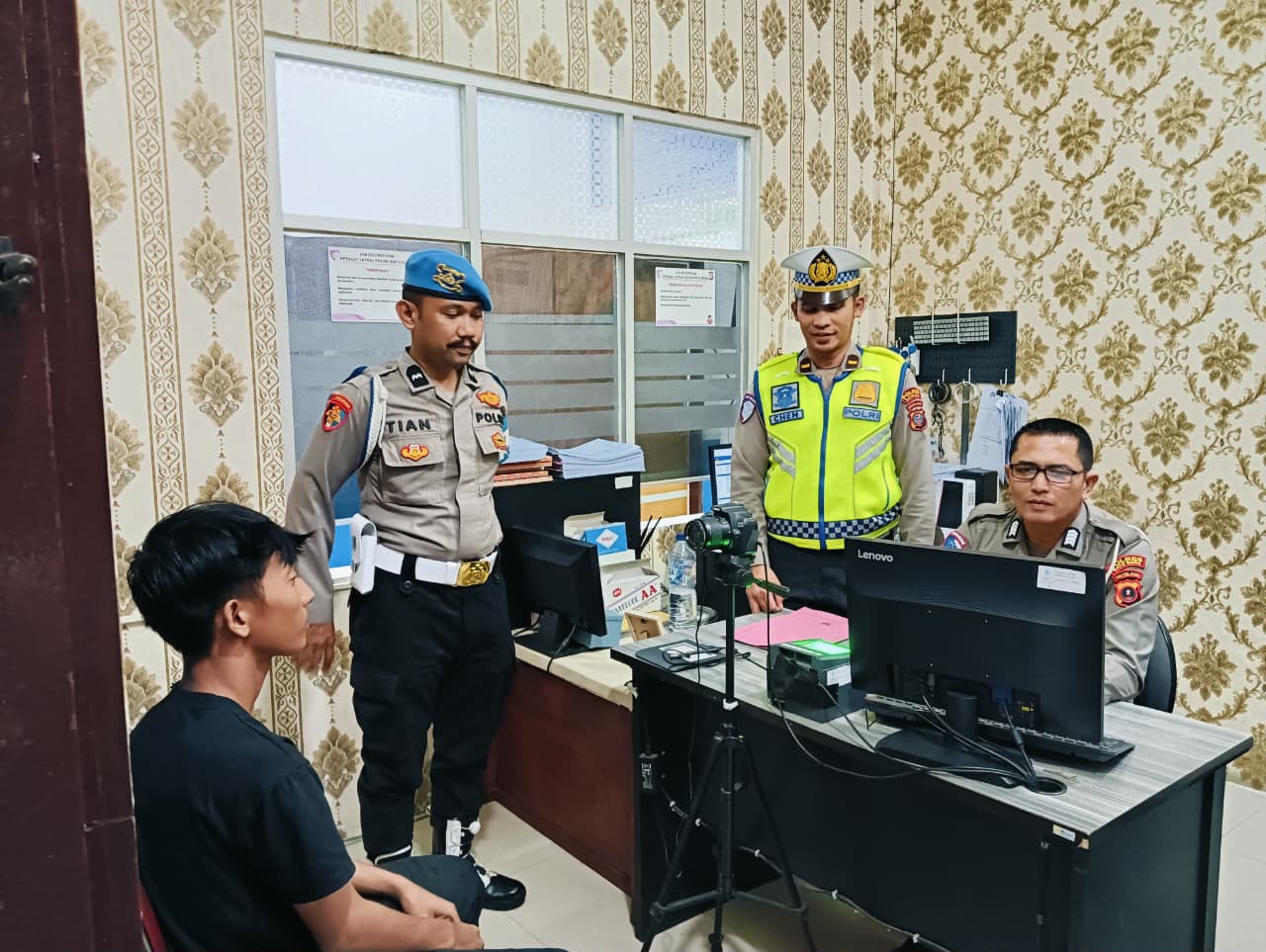 KBO Sat Lantas Polres Batu Bara Laksanakan Pengawasan Internal Pelayanan Di SATPAS Polres Batu Bara