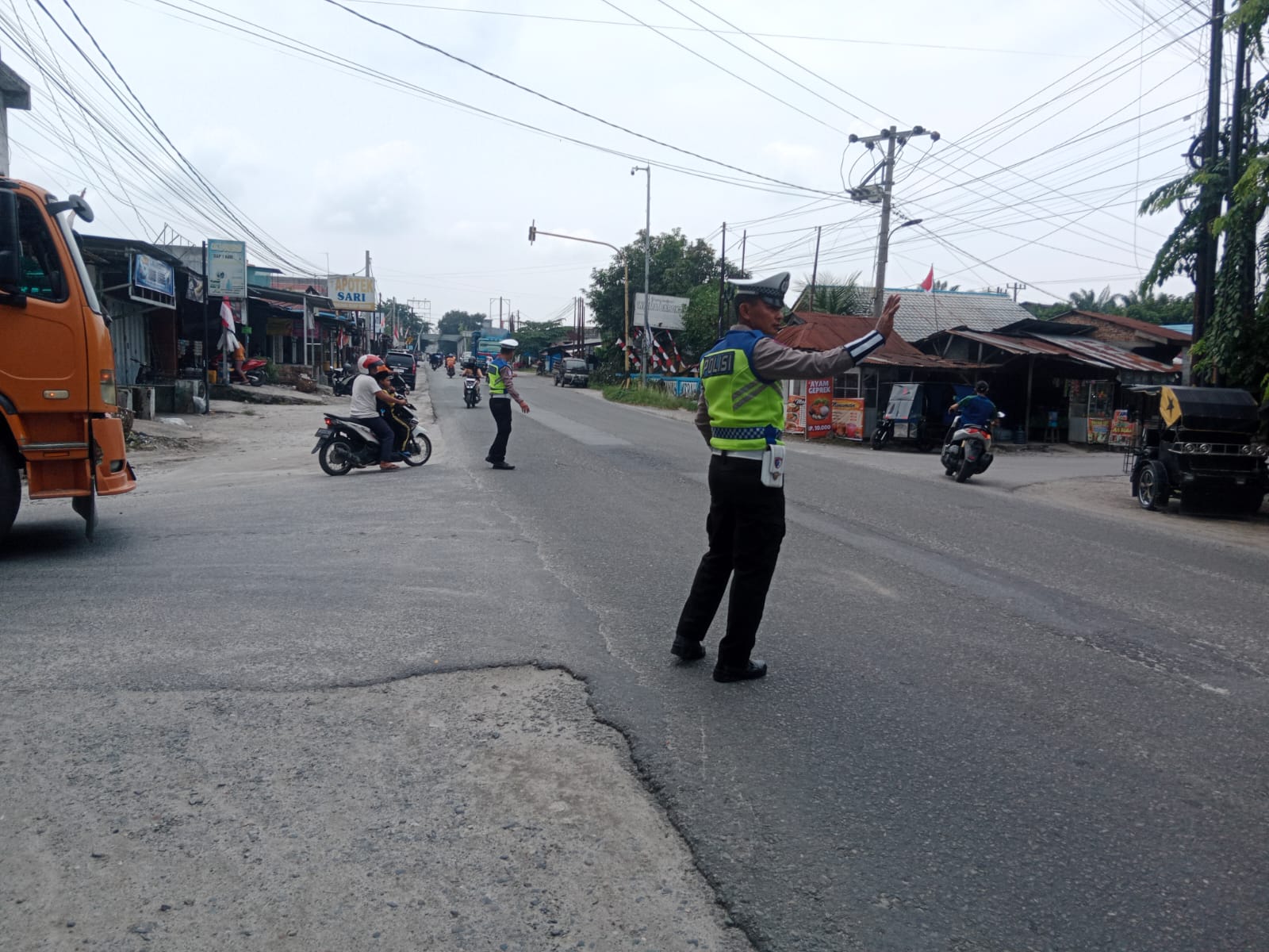 Sat Lantas Polres Batu Bara Laksanakan Pengaturan Lalu Lintas Siang Di Jalinsum Simpang Tanah Merah