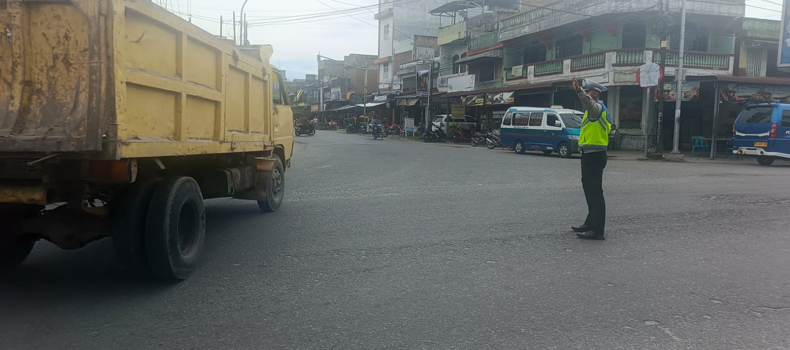 Sat Lantas Polres Batu Bara Laksanakan Pengaturan Lalu Lintas Siang Di Simpang Empat Pos Lima Puluh
