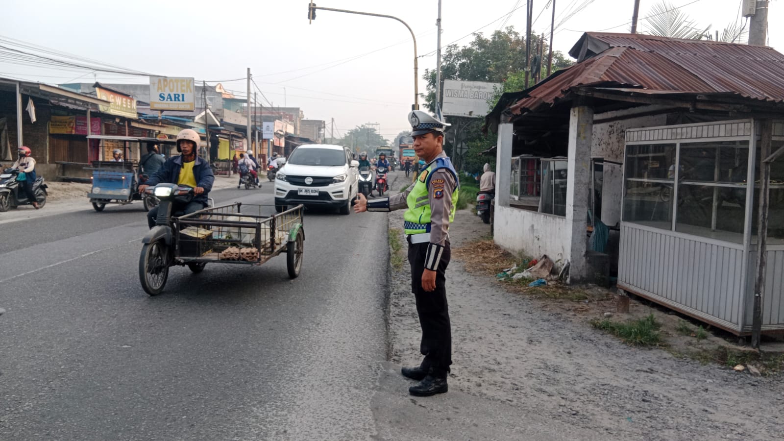Sat Lantas Polres Batu Bara Laksanakan Pengaturan Lalu Lintas Pagi Di Jalinsum Simpang Tanah Merah   