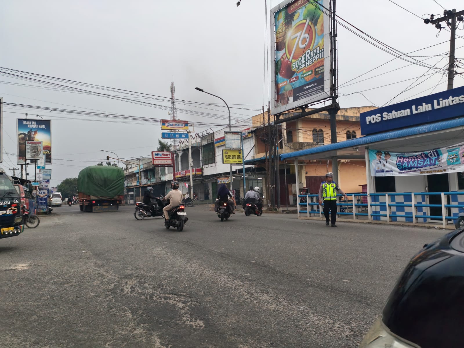 Sat Lantas Polres Batu Bara Laksanakan Pengaturan Lalu Lintas Pagi Di Pos Lantas Lima Puluh   