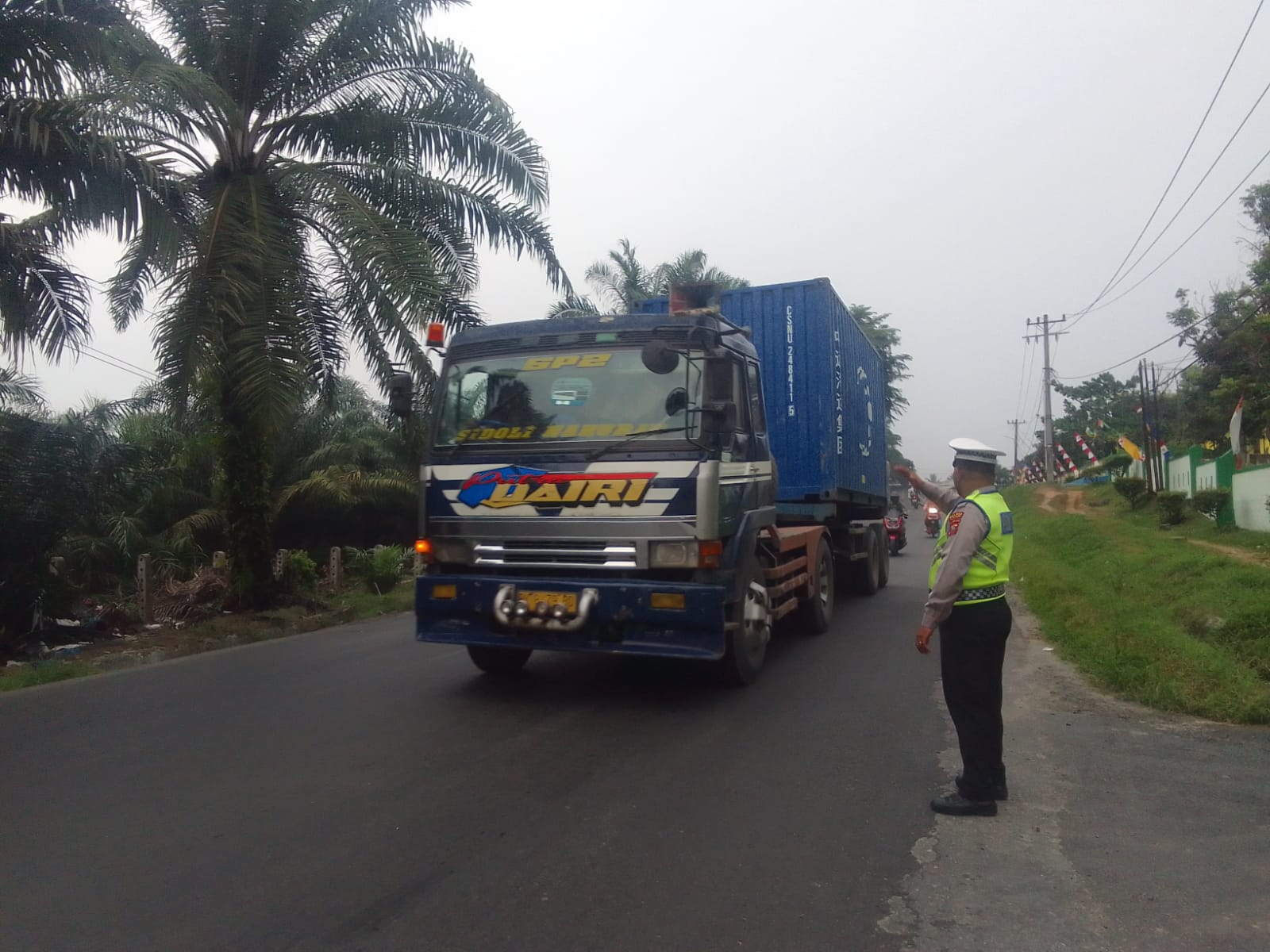 Sat Lantas Polres Batu Bara Laksanakan Pengaturan Lalu Lintas Pagi Di Jalinsum Simpang MTs Lima Puluh   