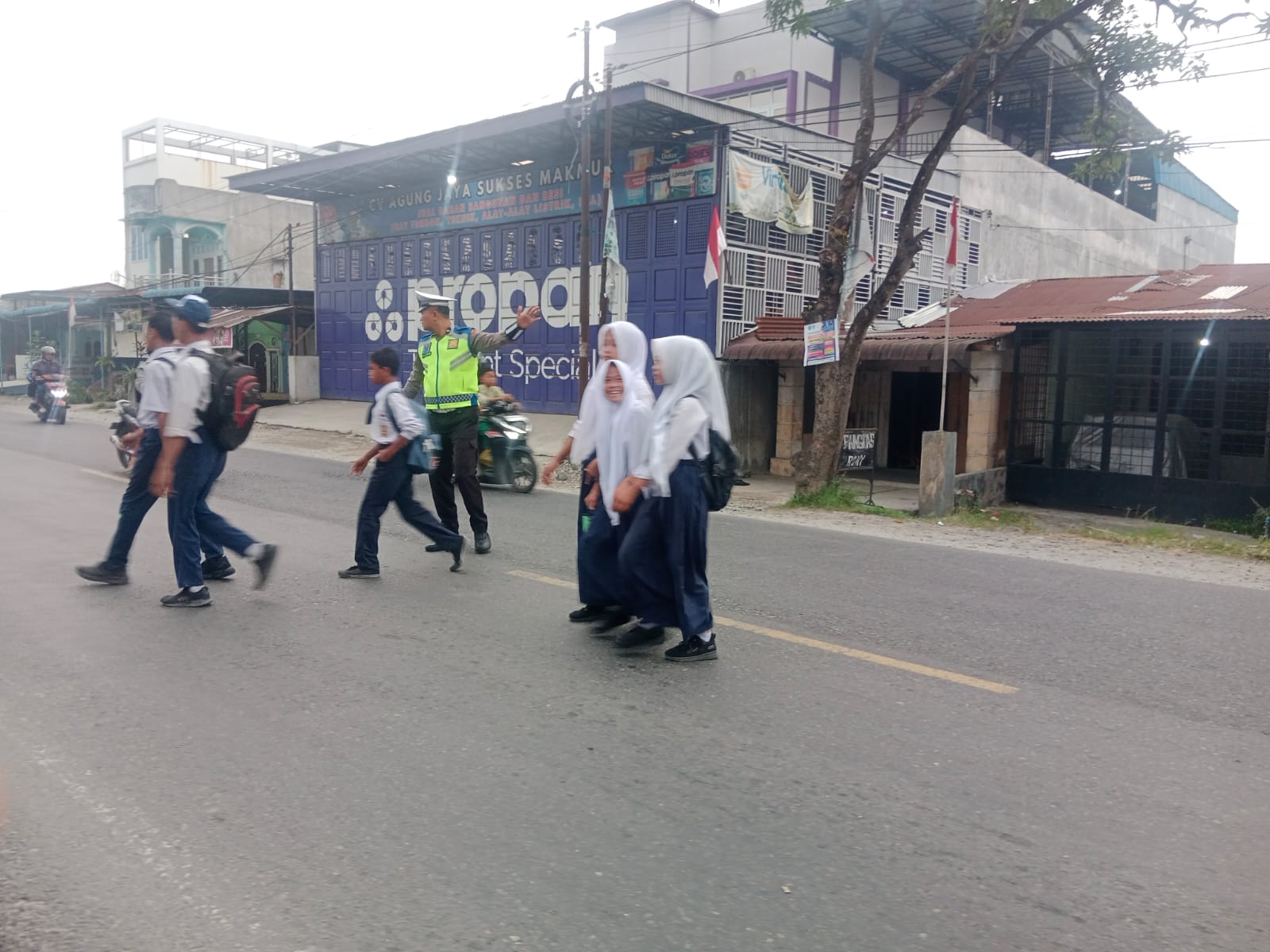 Sat Lantas Polres Batu Bara Laksanakan Pengaturan Lalu Lintas Pagi Di Jalinsum Simpang Sipare-pare   