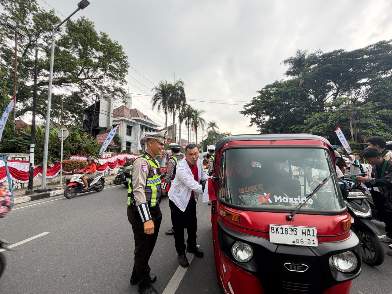 Sat Lantas Polres Pematangsiantar Bagikan Bendera Merah Putih Jelang Peringatan HUT Kemerdekaan   