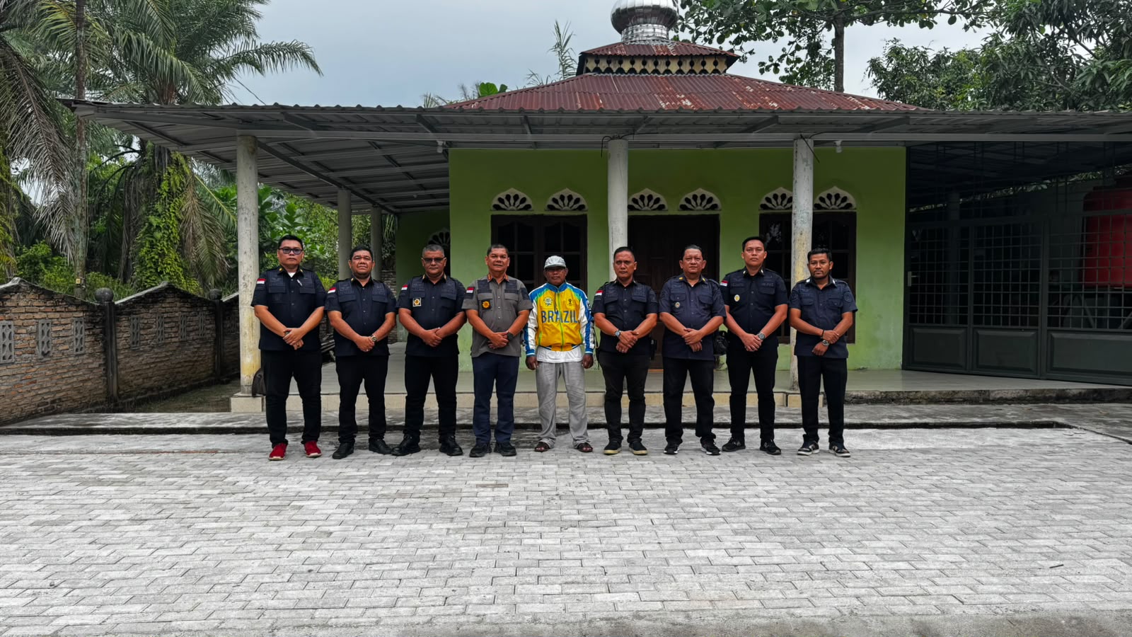 Lapas Labuhan Ruku Tinjau Pemasangan Paving Block Hasil Karya WBP Di Sarana Ibadah Sekitar   