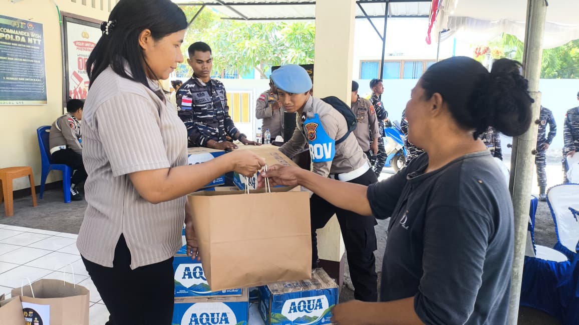 Kapolda NTT Salurkan 100 Paket Bantuan untuk Warga Sikka Pascagempa   
