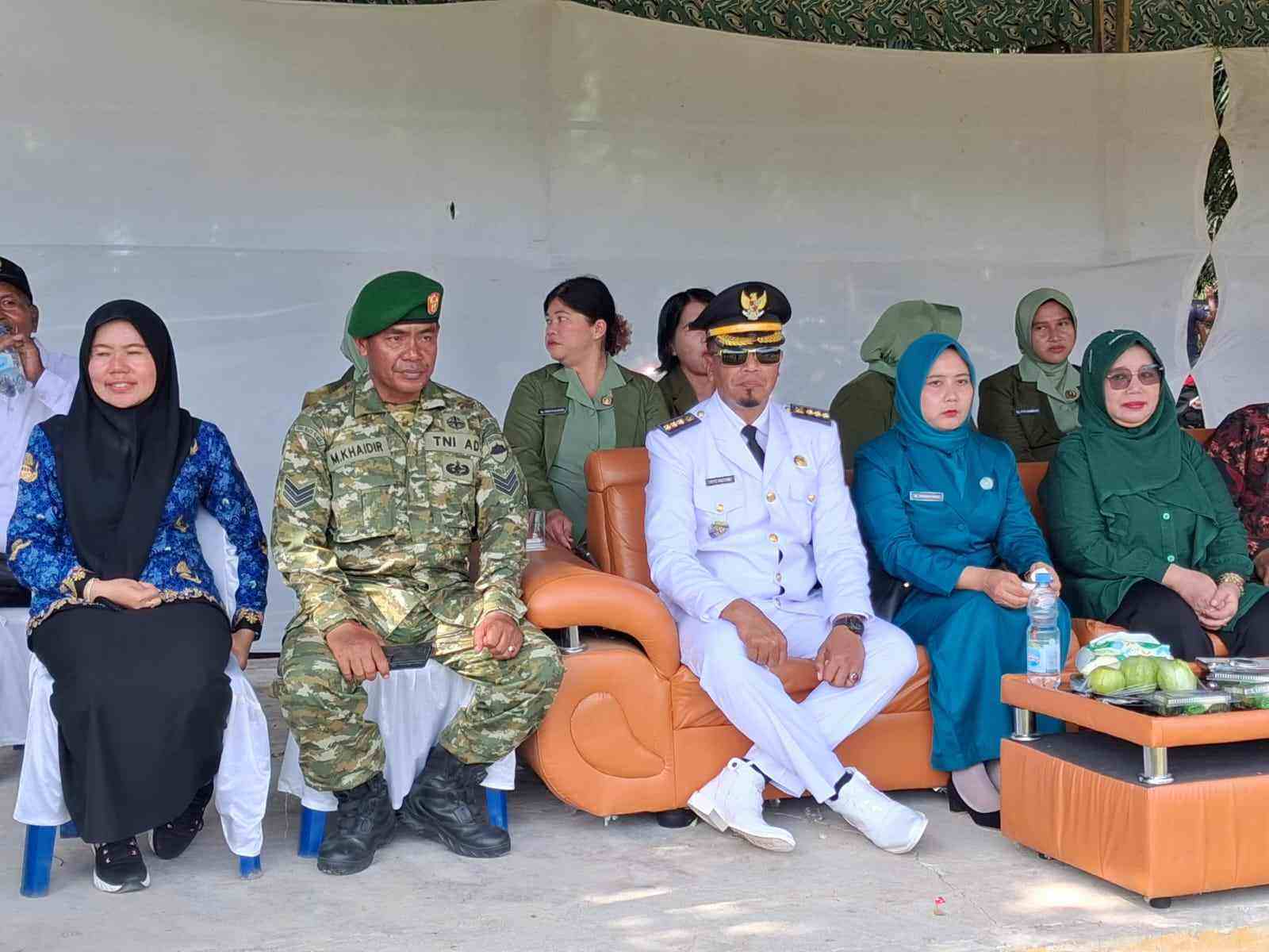 Camat Datuk Tanah Datar Pimpin Upacara HUT RI Ke-81, Serahkan Bantuan Korban Angin Puting Beliung   