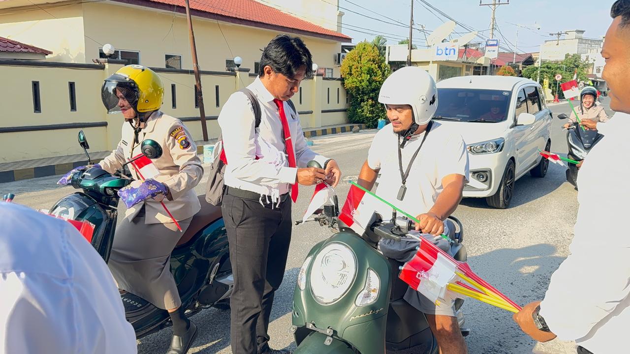 Semarak HUT RI ke-81, Polres Batu Bara Bagikan Bendera Merah Putih Kepada Masyarakat dan Pelajar   