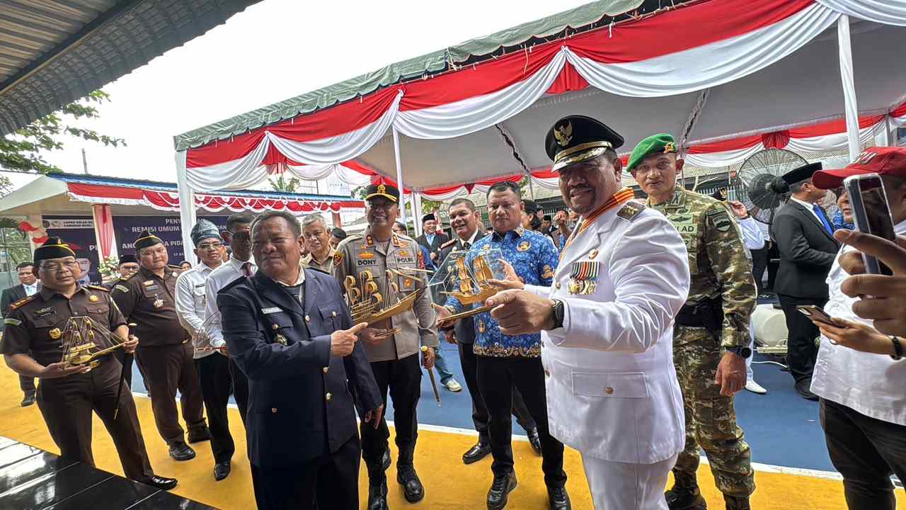 Bersama Forkopimda, Lapas Labuhan Ruku Serahkan Remisi Umum HUT RI Dan Pamerkan Hasil Karya Warga Binaan