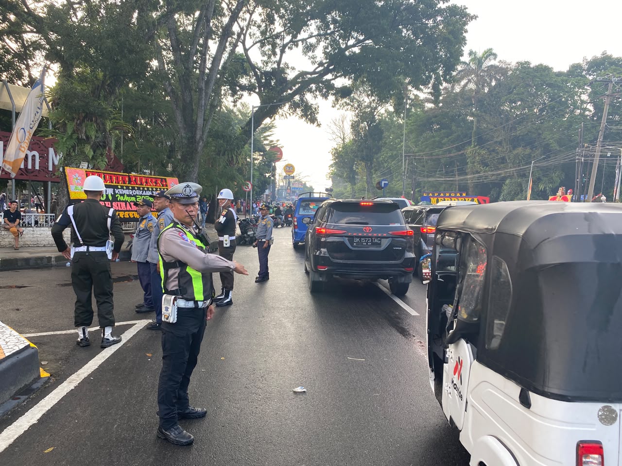 Sat Lantas Polres Pematangsiantar Amankan Lalu Lintas Sekitar Lapangan H. Adam Malik Saat Peringatan HUT RI Ke-81   