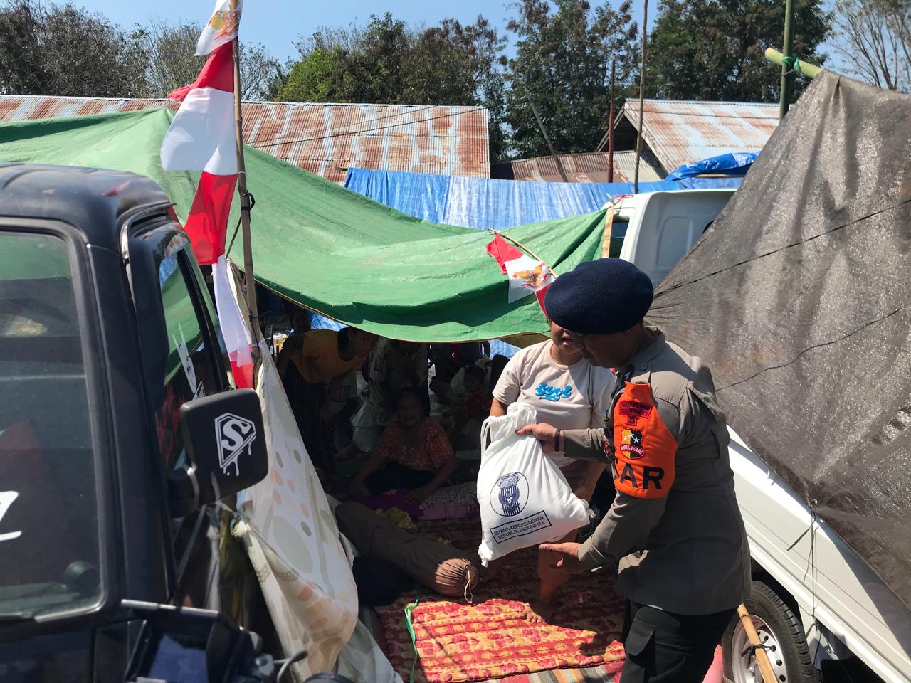 Korbrimob Perkuat Penanganan Pascagempa di NTT, Dirikan Posko dan Layani Warga Terdampak   